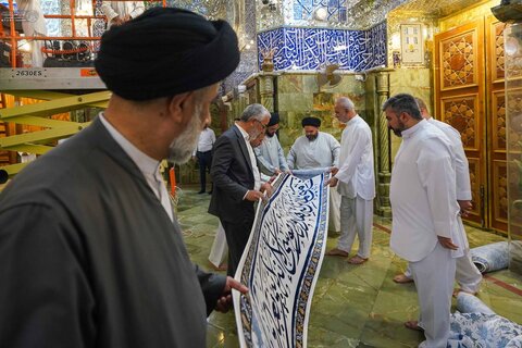 تزيين ضريح أمير المؤمنين (عليه السلام) بالورود احتفاءً بعيد الغدير