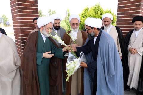 تصاویر/بازدید و ادای احترام به شهدای گمنام مدرسه علمیه امیرالمؤمنین ع رشت