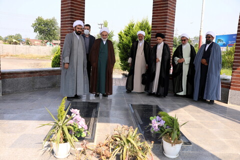 تصاویر/بازدید و ادای احترام به شهدای گمنام مدرسه علمیه امیرالمؤمنین ع رشت