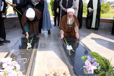 تصاویر/بازدید و ادای احترام به شهدای گمنام مدرسه علمیه امیرالمؤمنین ع رشت