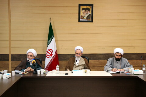 تصاویر/جلسه با نماینده ولی فقیه و اعضای شورای استان و نهادهای استان گیلان با آیت الله اعرافی