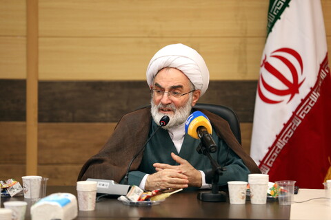 تصاویر/جلسه با نماینده ولی فقیه و اعضای شورای استان و نهادهای استان گیلان با آیت الله اعرافی