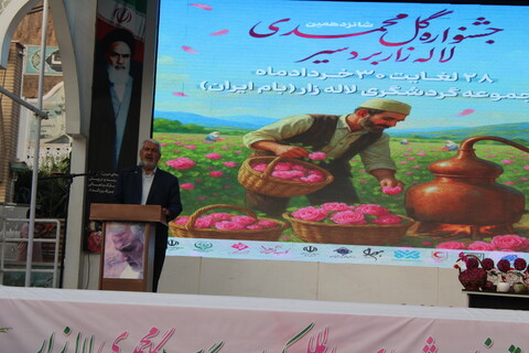 تصاویر/ عطر افشانی و گلباران گلزار شهدای کرمان و مزار حاج قاسم سلیمانی