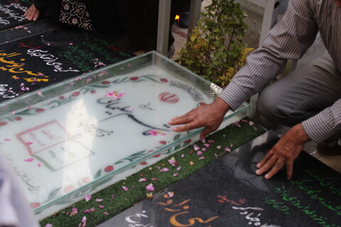 تصاویر/ عطر افشانی و گلباران گلزار شهدای کرمان و مزار حاج قاسم سلیمانی