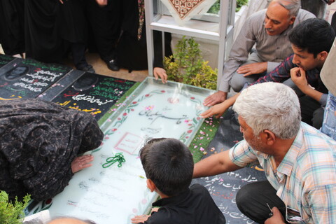 تصاویر/ عطر افشانی و گلباران گلزار شهدای کرمان و مزار حاج قاسم سلیمانی