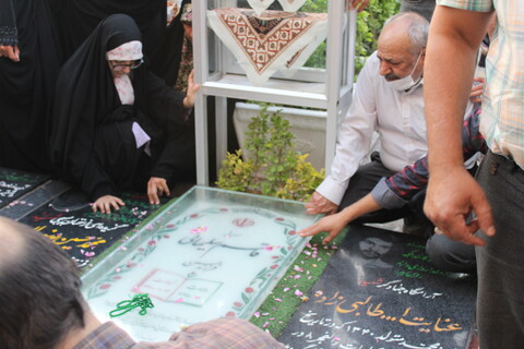 تصاویر/ عطر افشانی و گلباران گلزار شهدای کرمان و مزار حاج قاسم سلیمانی