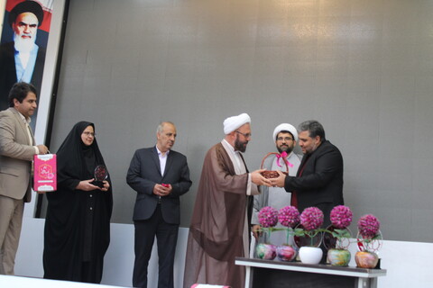 تصاویر/ عطر افشانی و گلباران گلزار شهدای کرمان و مزار حاج قاسم سلیمانی