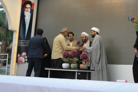 تصاویر/ عطر افشانی و گلباران گلزار شهدای کرمان و مزار حاج قاسم سلیمانی