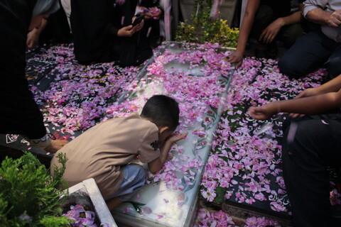 تصاویر/ عطر افشانی و گلباران گلزار شهدای کرمان و مزار حاج قاسم سلیمانی