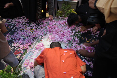 تصاویر/ عطر افشانی و گلباران گلزار شهدای کرمان و مزار حاج قاسم سلیمانی