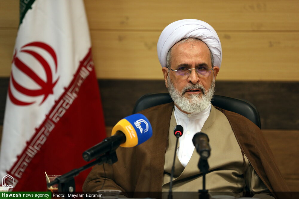 حوزه و روحانیت، طلایه‌دار محور گفتمانی انقلاب اسلامی است