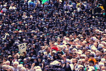 فیلم |  بندرعباسی‌ها در گرمای ۴۷ درجه خیابان‌های منتهی به نمازجمعه را پُر کردند