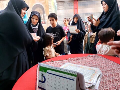 تصاویر/برپایی غرفه و ایستگاه صلواتی به مناسبت غدیر خم در ساوه