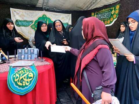 تصاویر/برپایی غرفه و ایستگاه صلواتی به مناسبت غدیر خم در ساوه