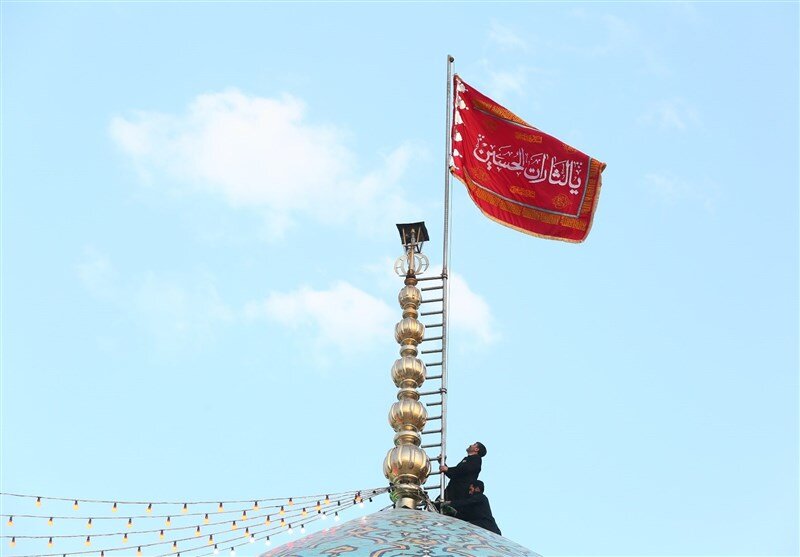 فیلم| برافراشتن پرچم سرخ انتقام یالثارات الحسین بر فراز مسجد مقدس جمکران