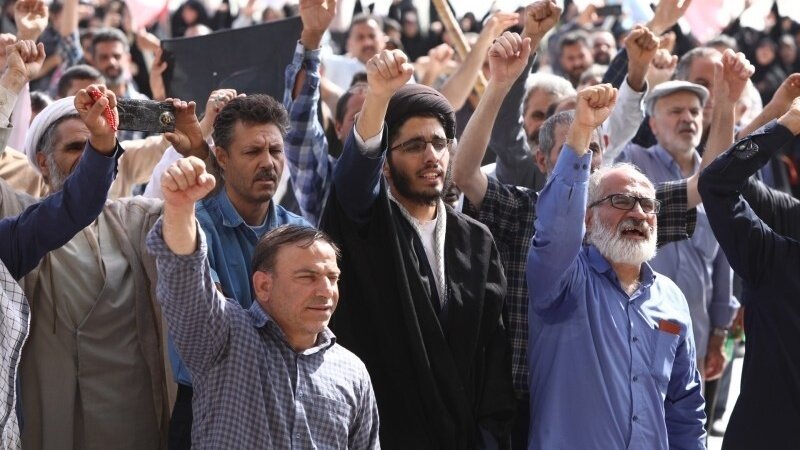 ایران کے خلاف صیہونی جارجیت، مسجد جمکران میں سرخ پرچم لہرا دیا گيا، انتقام یقینی