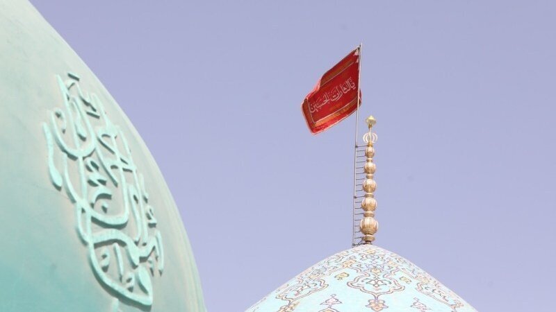 ईरान के खिलाफ इजरायली आक्रमण के विरोध में मस्जिद ए जमकरान पर लाल झंडा लगाया गया, बदला लेने की घोषणा