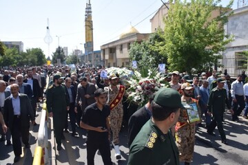 پیکر مطهر شهید سجاد بختیاری بر روی دوش مردم انقلابی میاندوآب تشییع شد