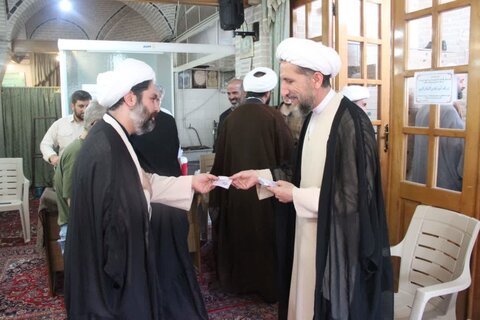 تصاویر / دیدار مدیروکادر  حوزه علمیه علمیه قزوین با نماینده ولی فقیه در استان قزوین به مناسبت عید سعید غدیر خم