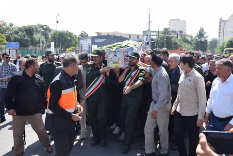 تصاویر/ خیزش مردم میاندوآب در دفاع از نیروهای نظامی با تشییع پیکر یک شهید