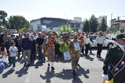 تصاویر/ خیزش مردم میاندوآب در دفاع از نیروهای نظامی با تشییع پیکر یک شهید
