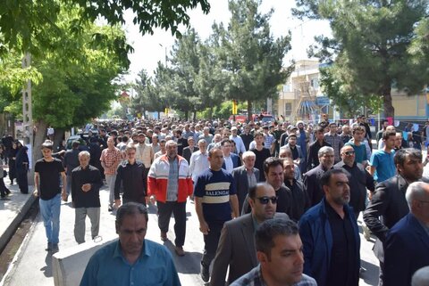 تصاویر/ خیزش مردم میاندوآب در دفاع از نیروهای نظامی با تشییع پیکر یک شهید