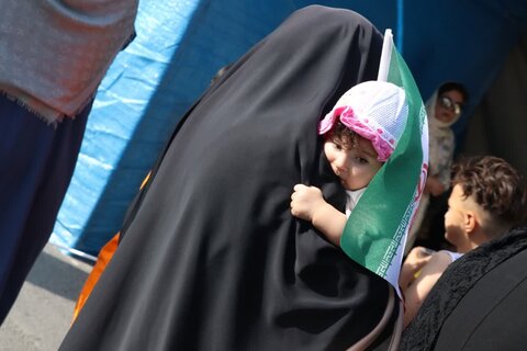 تصاویر/حضور اقشار مختلف در بیعت کیلومتری عید غدیر در اراک