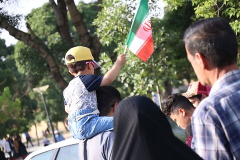 تصاویر/حضور اقشار مختلف در بیعت کیلومتری عید غدیر در اراک