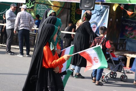 تصاویر/حضور اقشار مختلف در بیعت کیلومتری عید غدیر در اراک