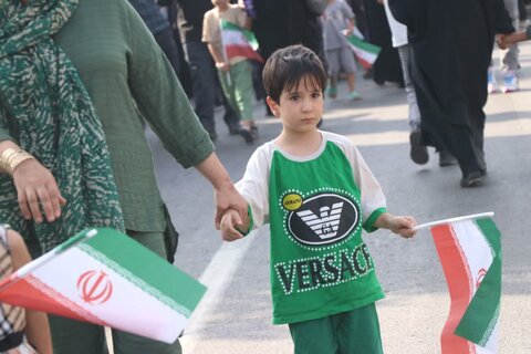 تصاویر/حضور اقشار مختلف در بیعت کیلومتری عید غدیر در اراک