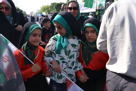 تصاویر/حضور اقشار مختلف در بیعت کیلومتری عید غدیر در اراک