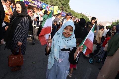 تصاویر/حضور اقشار مختلف در بیعت کیلومتری عید غدیر در اراک