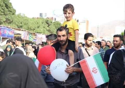 تصاویر/حضور اقشار مختلف در بیعت کیلومتری عید غدیر در اراک