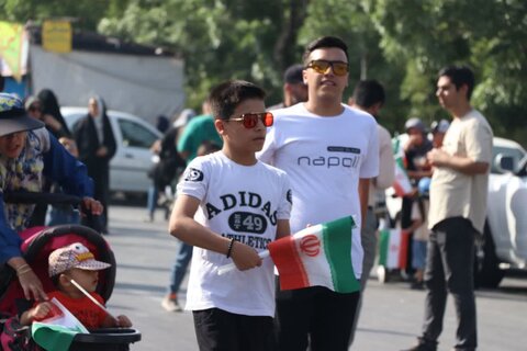 تصاویر/حضور اقشار مختلف در بیعت کیلومتری عید غدیر در اراک