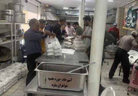 تصاویر/پخت ۴۰۰۰ پرس غذا همزمان با عید غدیر در ساوه