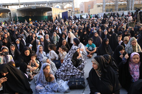 تصاویر / اجتماع غدیریون اصفهان در حرم حضرت زینب خواهر امام رضا(ع)