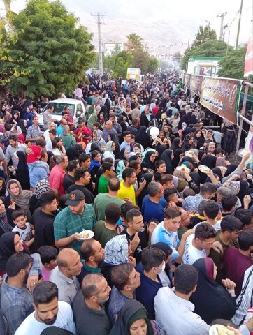 تصاویر پذیرایی موکب های غدیر به نیت شهدای اخیر حمله  اسرائیل به ایران در خرم آباد