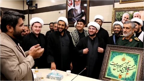 فیلم | دیدار جمعی از مبلغین با شهید حاجی زاده و گرفتن قول شفاعت - محرم ۱۴۰۳