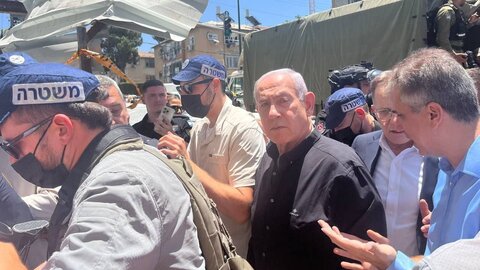 نتن یاہو آخر کار اپنی بل سے باہر نکلا، چہرے پر خوف و ہراس کے آثار، تصویر وائرل