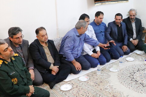 تصاویر / حضور مدیران شهری و استانی اصفهان در منزل پدری «سردارشهید مهدی ربانی»