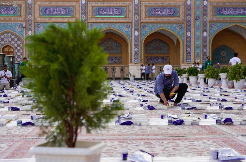 العتبة العلوية المقدسة تقيم مأدبة طعام كبرى للزائرين في ليلة عيد الغدير + صور