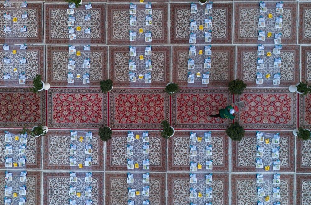 العتبة العلوية المقدسة تقيم مأدبة طعام كبرى للزائرين في ليلة عيد الغدير + صور