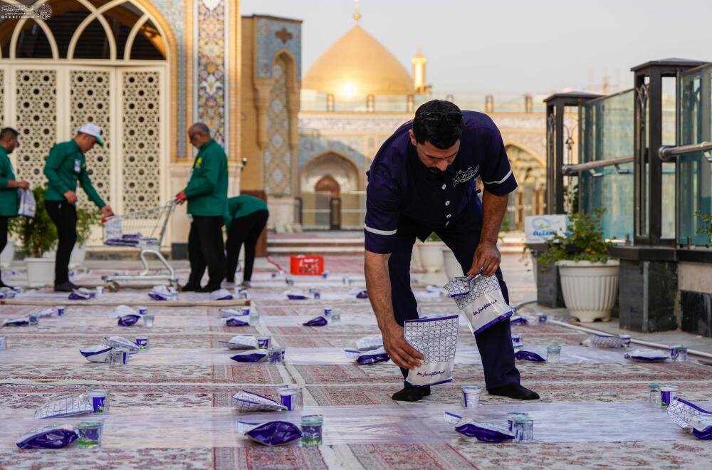 العتبة العلوية المقدسة تقيم مأدبة طعام كبرى للزائرين في ليلة عيد الغدير + صور