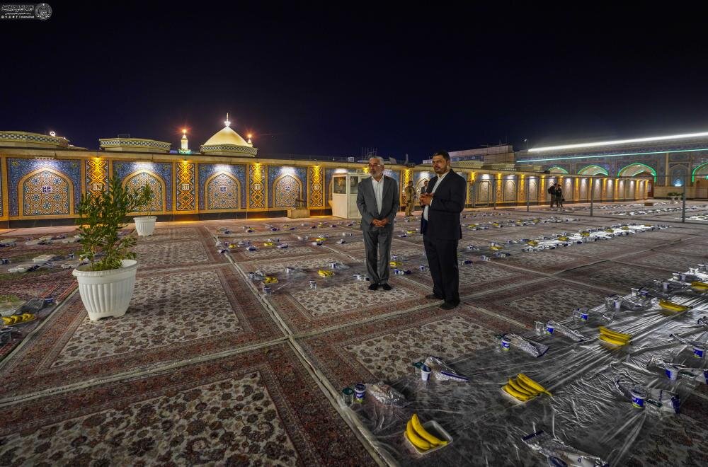 العتبة العلوية المقدسة تقيم مأدبة طعام كبرى للزائرين في ليلة عيد الغدير + صور