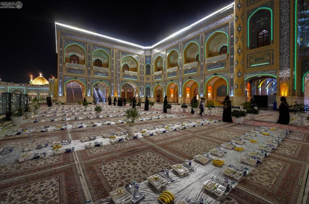 العتبة العلوية المقدسة تقيم مأدبة طعام كبرى للزائرين في ليلة عيد الغدير + صور