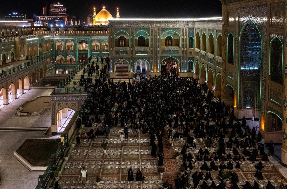 العتبة العلوية المقدسة تقيم مأدبة طعام كبرى للزائرين في ليلة عيد الغدير + صور