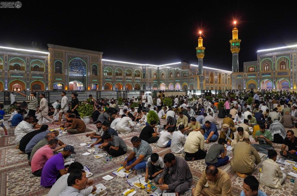 العتبة العلوية المقدسة تقيم مأدبة طعام كبرى للزائرين في ليلة عيد الغدير + صور