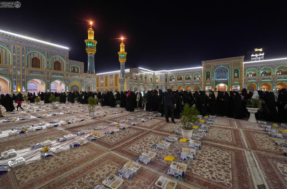 العتبة العلوية المقدسة تقيم مأدبة طعام كبرى للزائرين في ليلة عيد الغدير + صور