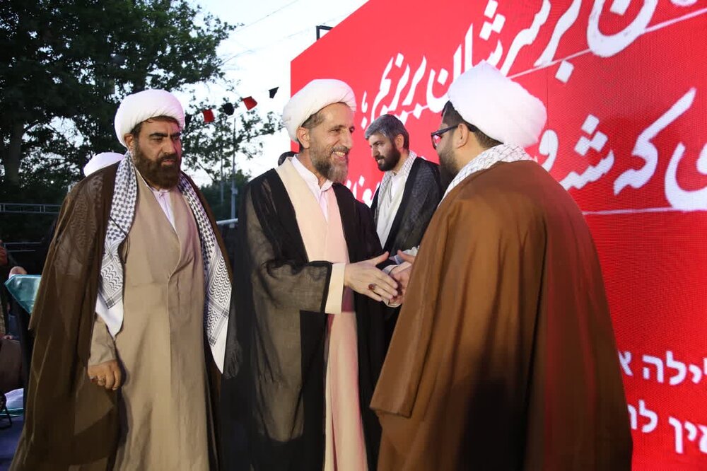 ملبس شدن به لباس روحانیت افتخار بزرگی است