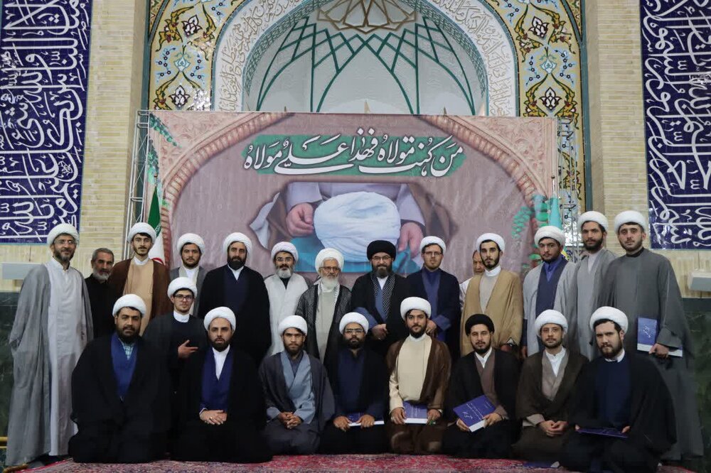 مراسم عمامه‌گذاری شاگردان مکتب امام صادق(ع) در زنجان برگزار شد + عکس